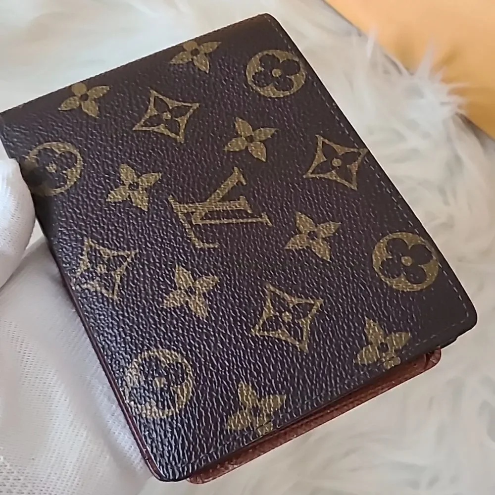 💯 Authentic Louis Vuitton Monogram Bifold Wallet 🍀